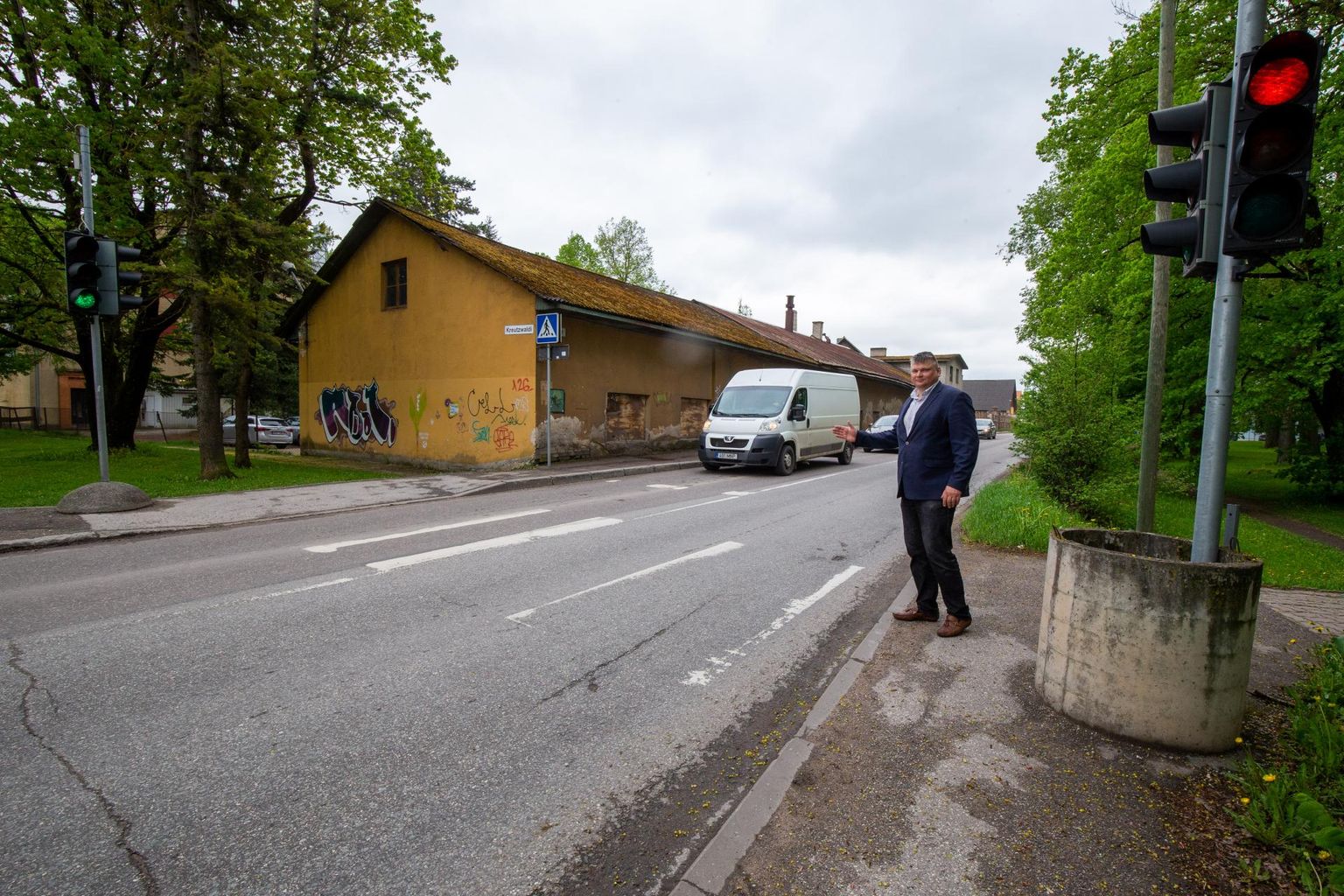 Linnavarade osakonna juhataja Kunnar Jürgenson näitas, et ristmiku laiendamiseks on tarvis kollane garaažidest koosnev hoone aadressiga Kreutzwaldi 46 lammutada.