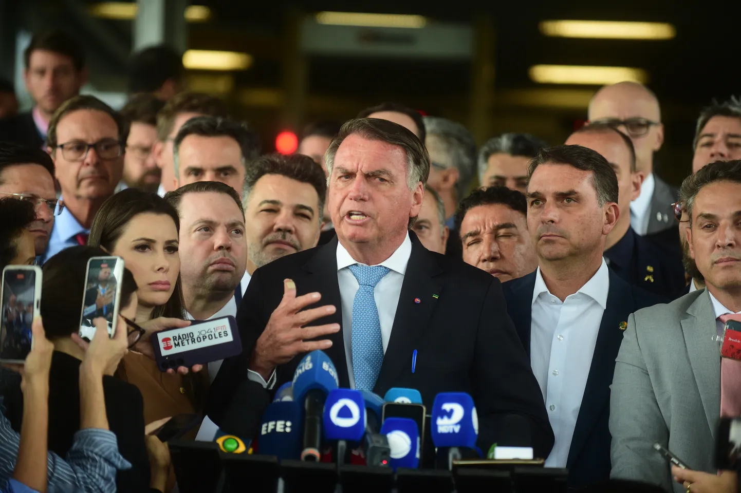 Brasiilia parempoolne ekspresident Jair Bolsonaro rääkis ajakirjanikega kolmapäeval, 26. märtsil pealinnas senatihoones pärast seda, kui ülemkohus otsustas võtta menetlusse tema vastu algatatud riigipöördekaasuse.