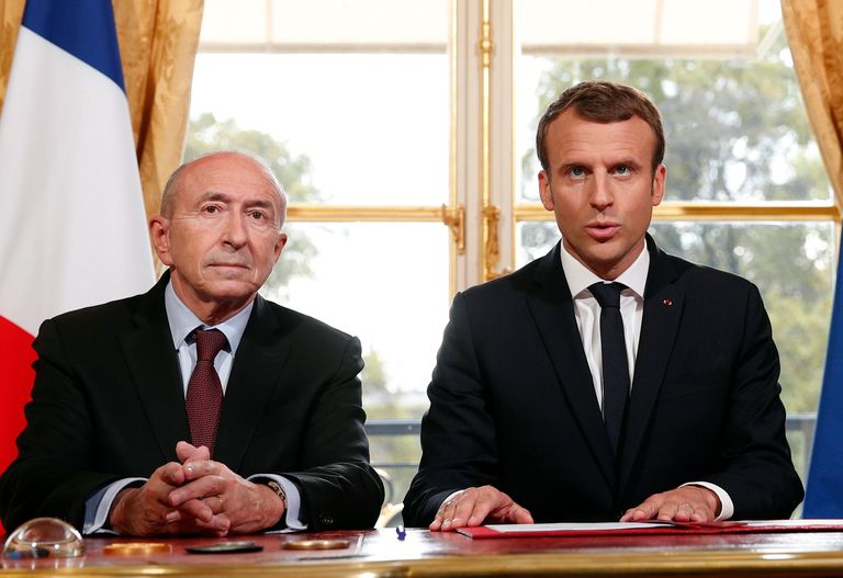 Prantsumaa president Emmnauel Macron  ja siseminister Gerard Collomb pärast seaduse allkirjastamist ajakirjanikega vestlemas. 
