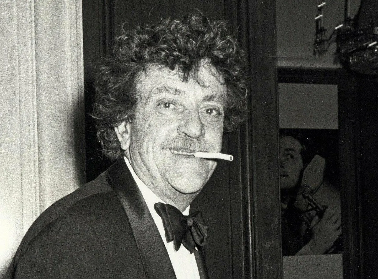 Paljudes oma romaanides mõjub Vonnegut justkui žanriga eksinud püstjala koomik – mees, kelle ideaaliks oli nii inimese kui kirjanikuna fileerida meid ümbritsev elu lõputuks hulgaks anekdootideks, vahetada inimliku eksistentsi ületamatu traagilisus ja möödavaatamatu absurdsus mõnusa kirjandusliku pilke peenrahaks.