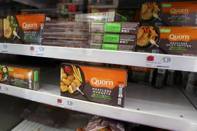 Quorni kaubamärgi lihata toidud New Yorgi supermarketi riiulil.