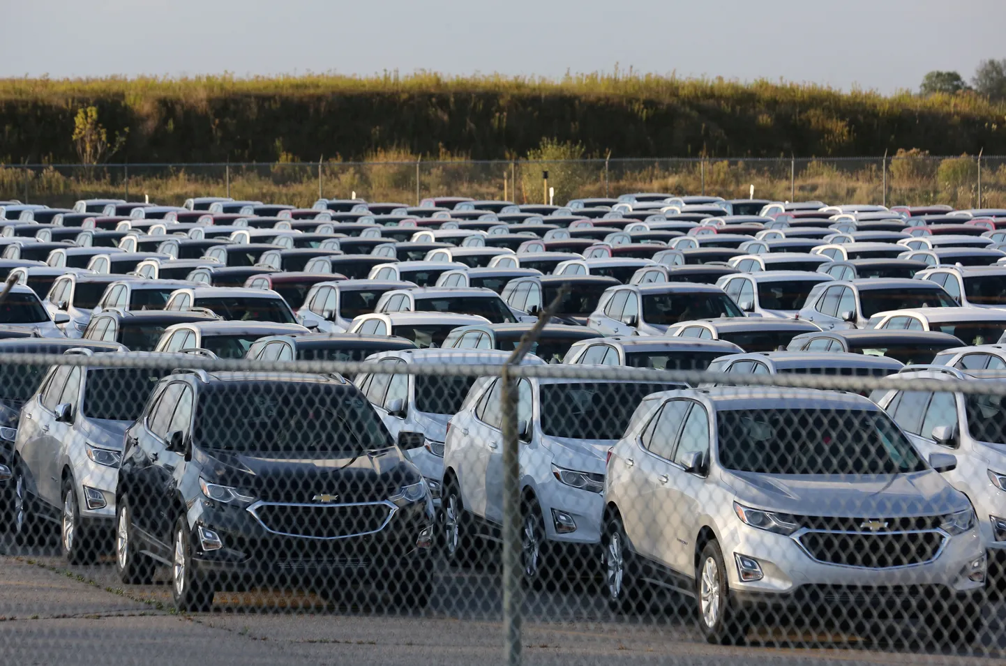Jaunas Chevrolet automašīnas pie rūpnīcas Kanādā