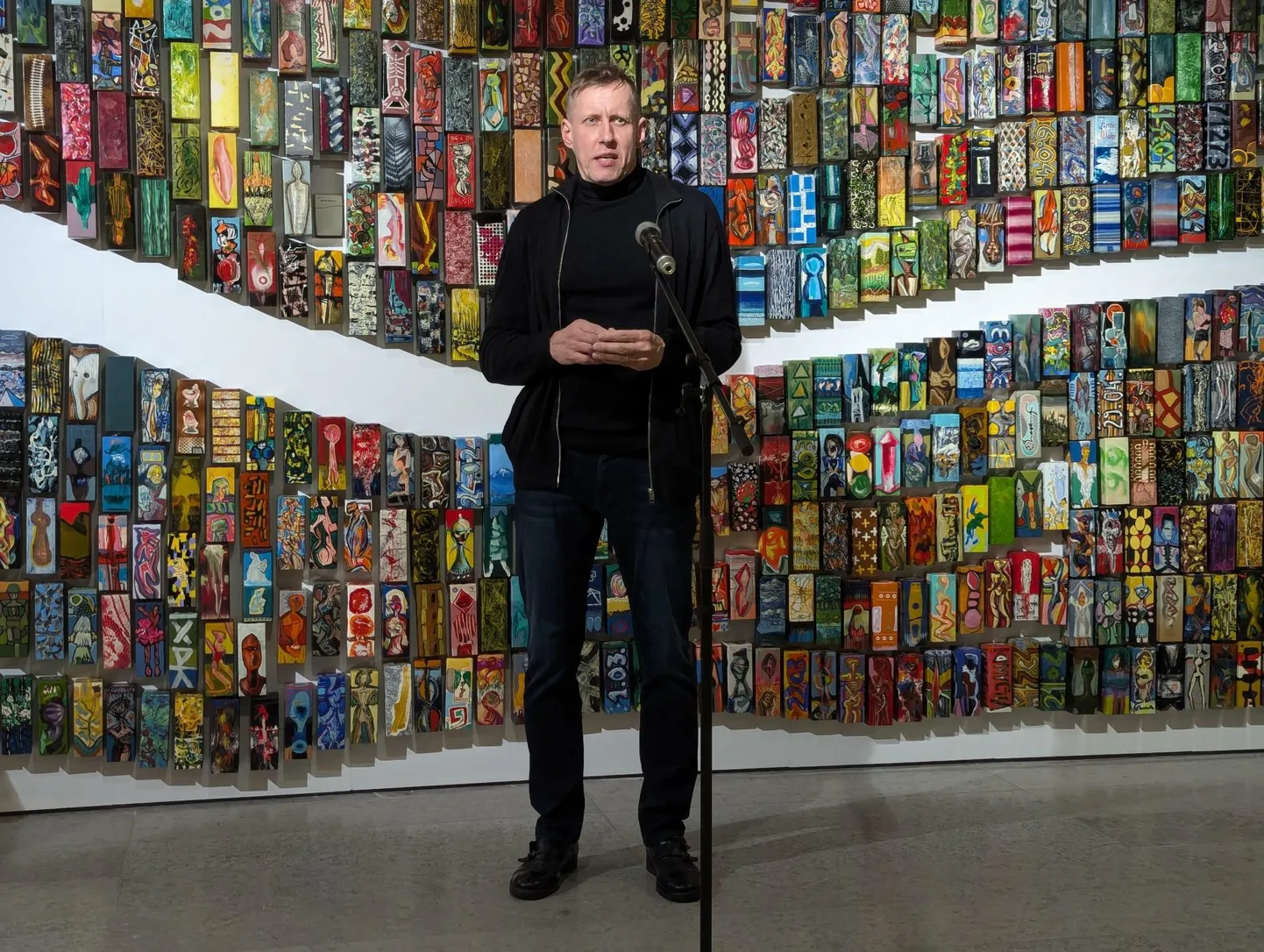 Erki Kasemets avas Kumu aatriumis installatsiooni «Life-file» (1989–2024).