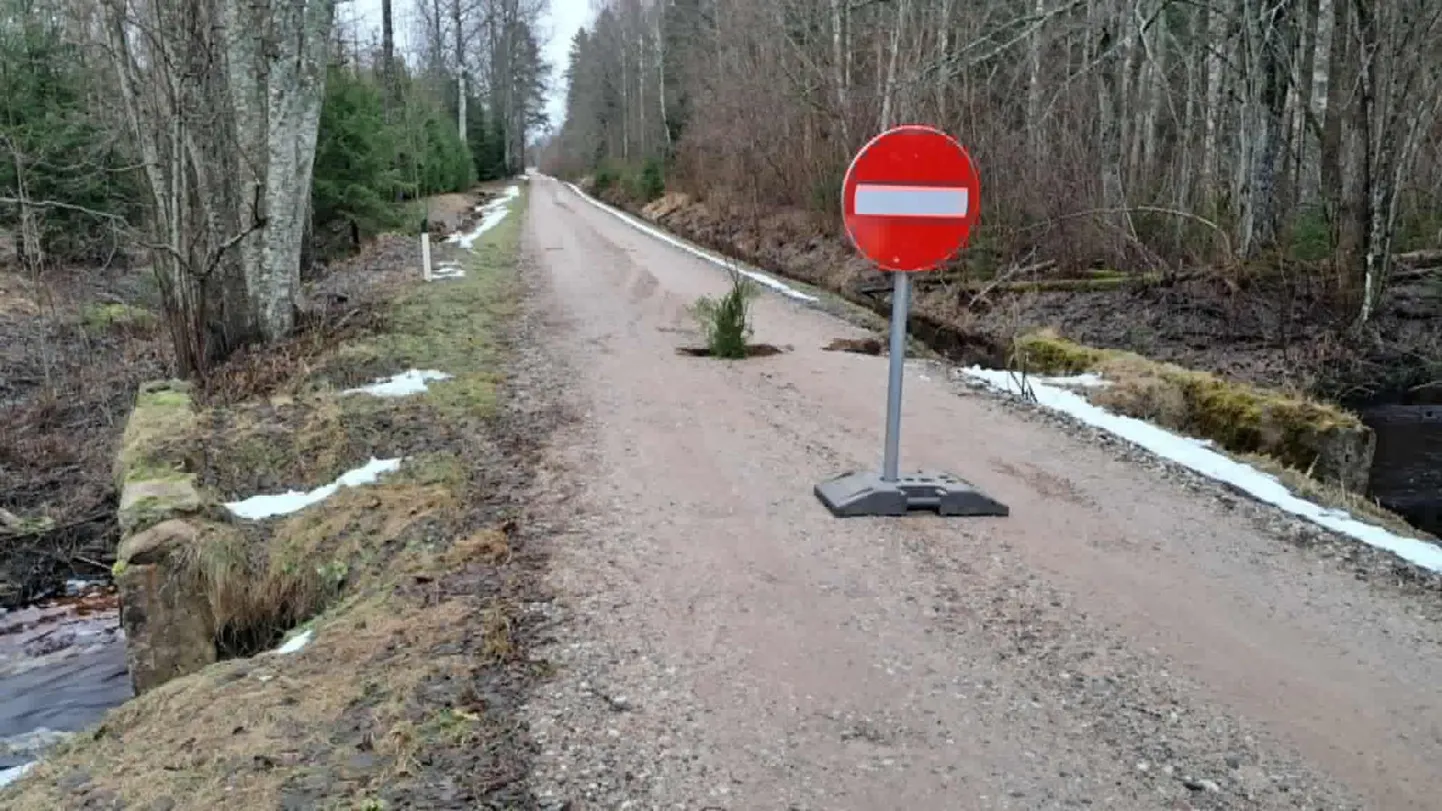 Häädemeeste vallas Sookülas Saki teel tungis suurvesi läbi Arakaoja truupsilla konstruktsioonide, mistõttu vallavalitsusel tuli tee sulgeda.