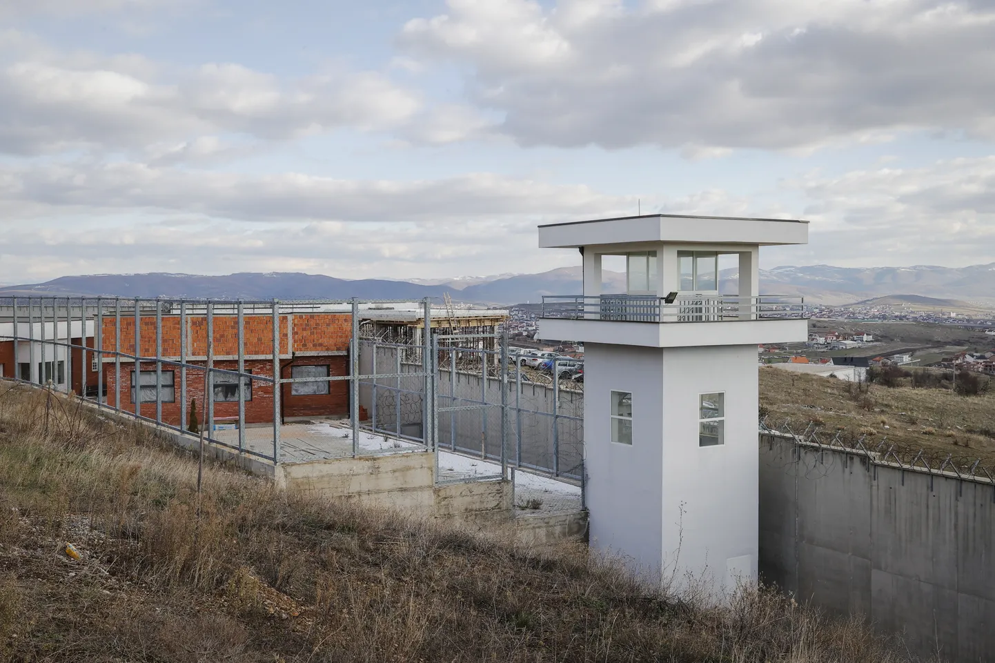 Vaade Gjilani vanglale, kus hakatakse hoidma Taani vange.