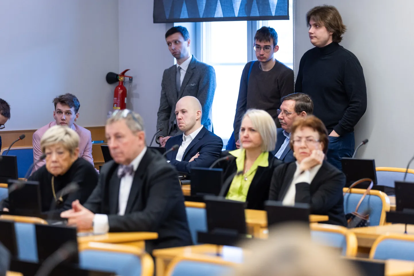 26.03.2024, Таллинн, внеочередная сессия Таллиннского городского собрания. На последней скамейке слева Тынис Мёльдер и Таави Аас.