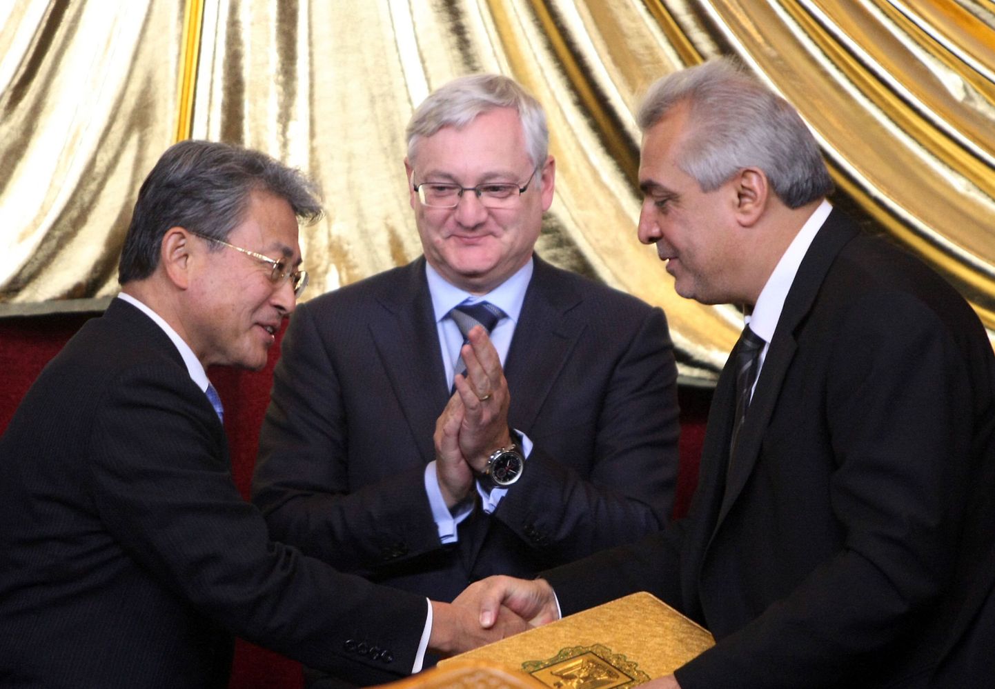 Shelli juhatuse esimees Peter Voser (keskel), Iraagi naftaminister Abdulkarim al-Luaybi (paremal) ja Mitsubishi asepresident Tetsuro Kuwabara