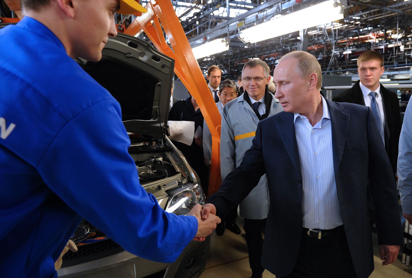 Vladimir Putin Lada Larguse seeriatootmise avamisel. Taamal vasakul AvtoVAZi nõukogu liige, Renault' tootmisjuht Carlos Tavares.