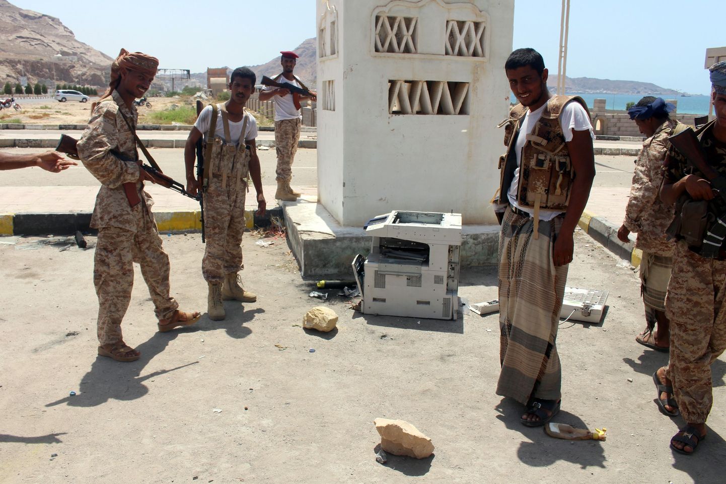 Jeemeni sõdurid seismas koopiamasina kõrval, mis arvatavalt sisaldab pommi
