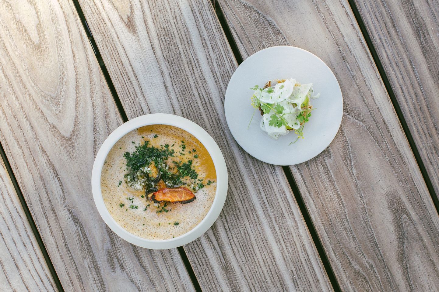 Рыбный суп буйабес и его оригинальная подача. Суп острый, а булочка с зеленью - нежная. Отличное сочетание.