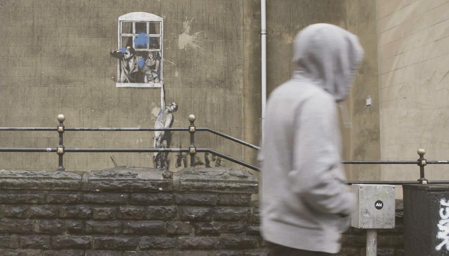 Filmis uuritakse, kes on Banksy ja miks ta ei taha paljastada oma identiteeti.