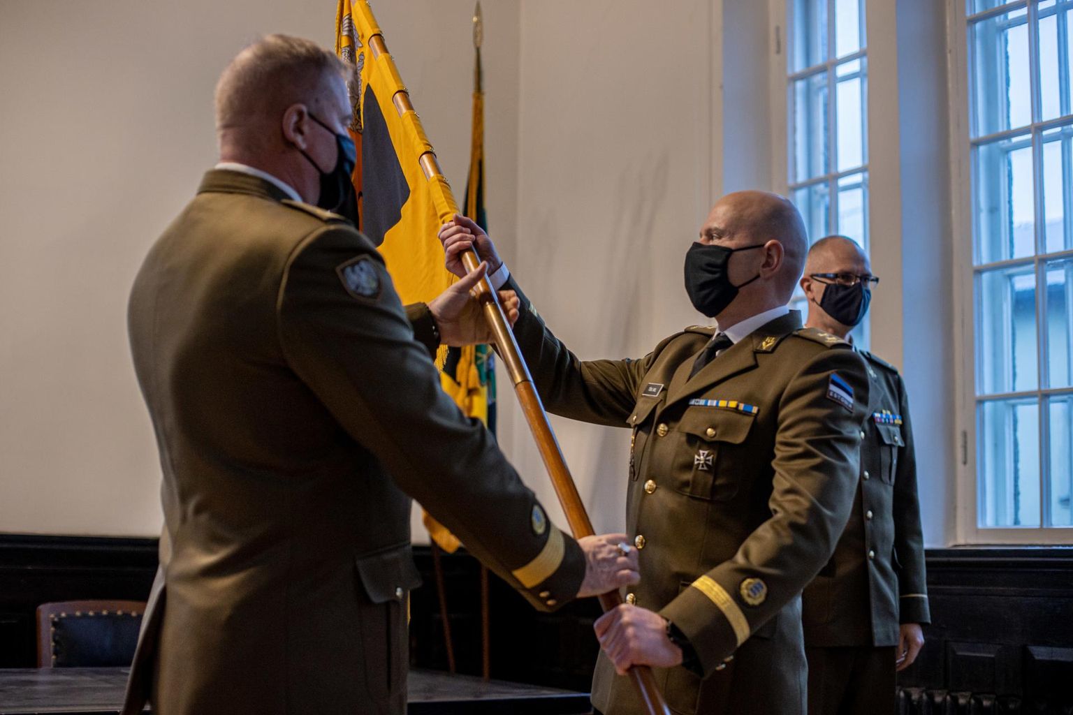 Kaitseliidu ülem brigaadikindral Riho Ühtegi andis Pärnumaa maleva lipu üle uuele pealikule kolonelleitnant Tõnu Miilile.