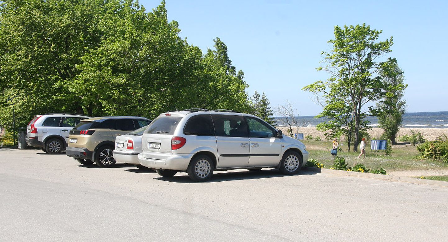 Maikuu argipäeva lõunaajal on Toila ranna parkla tühjavõitu, aga tipphooajal avaneb hoopis teine pilt. Tasuline parkimine algab Toilas tänavu juuni keskpaigast ja kestab augusti lõpuni. 

PEETER LILLEVÄLI