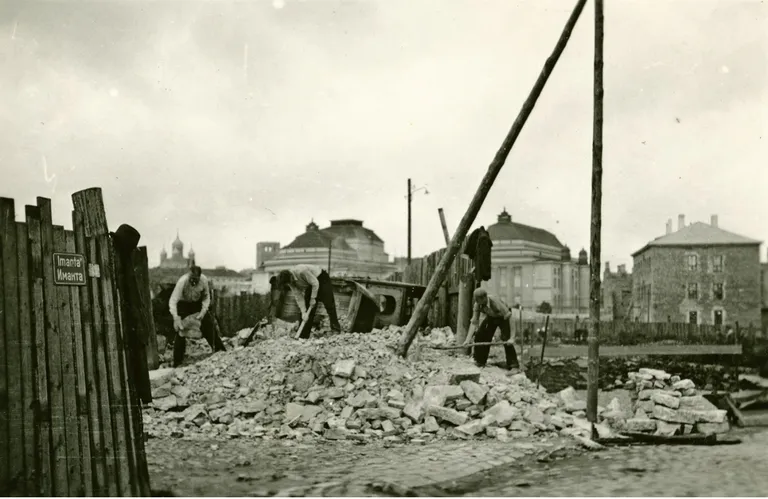 Разбор развалин на улице Иманта, на заднем плане – театр «Эстония». 1949 год.