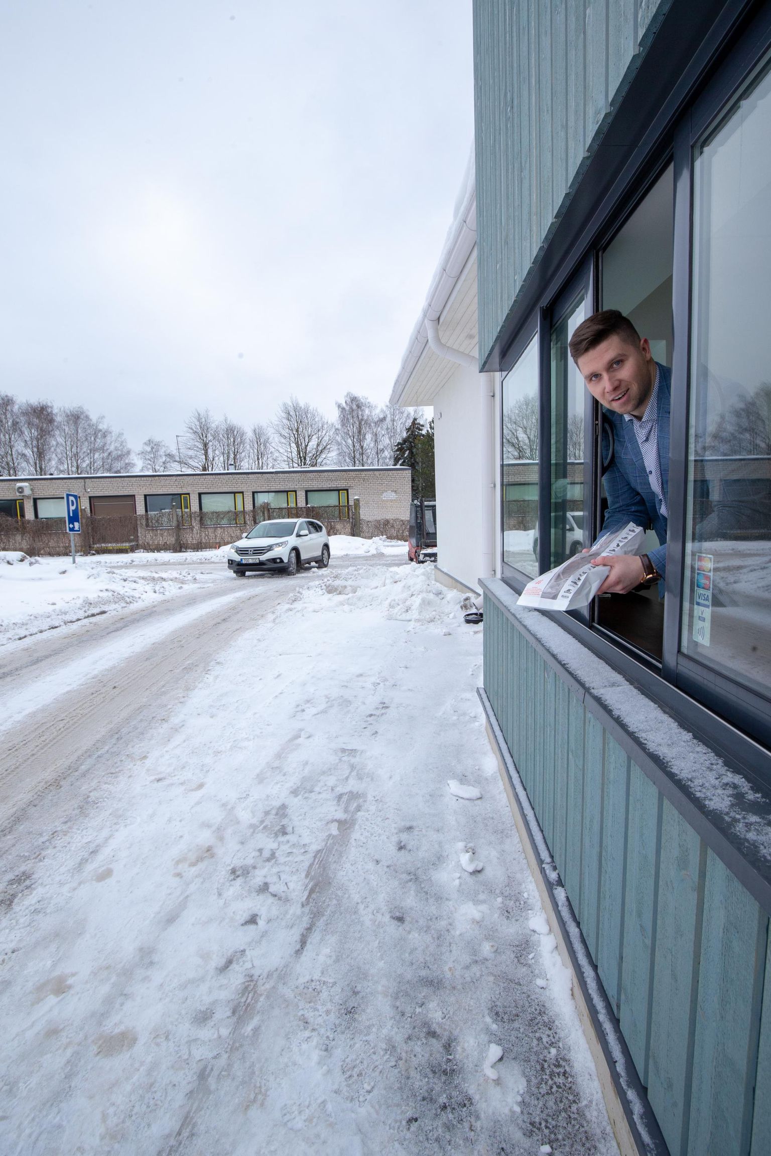 Eesti Leivatööstuse turundusjuht Henri Kriisa näitas, et nendegi esinduses saab luugist küsida kaupa otse autosse just nagu McDonald’sis.