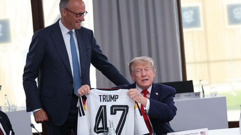 «Me oleme samas meeskonnas.» Merz kinkis Trumpile jalgpallisärgi