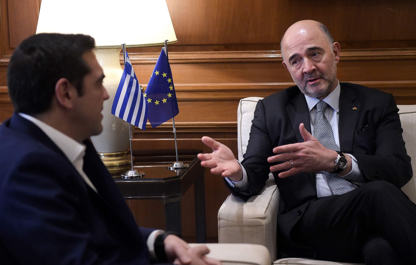 Kreeka peaminister Alexis Tsipras (vasakul) kohtus Euroopa Komisjoni majandus- ja rahandusasjade voliniku Pierre Moscoviciga (paremal) neljapäeval.