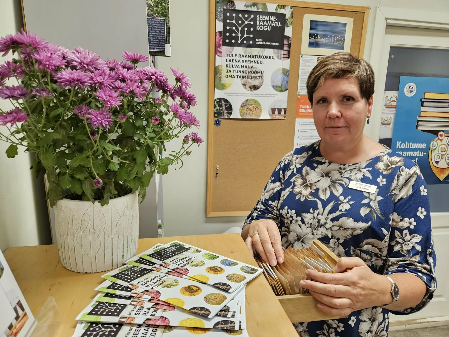 Tartu linnaraamatukogu seemneraamatukogu eestvedaja Tiina Lutter julgustas uurima e-kataloogi ESTER, kus kirjas, milliseid seemneid laenata saab. Valikuga saab tutvuda ka laste- ja noorteosakonnas asuvas seemnekapis. 3 X KADRI SUURMÄGI