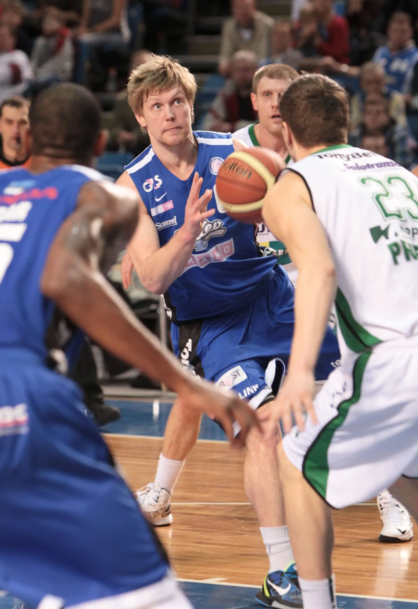 Kalev/Cramo mängumees Gert Dorbek (palliga).