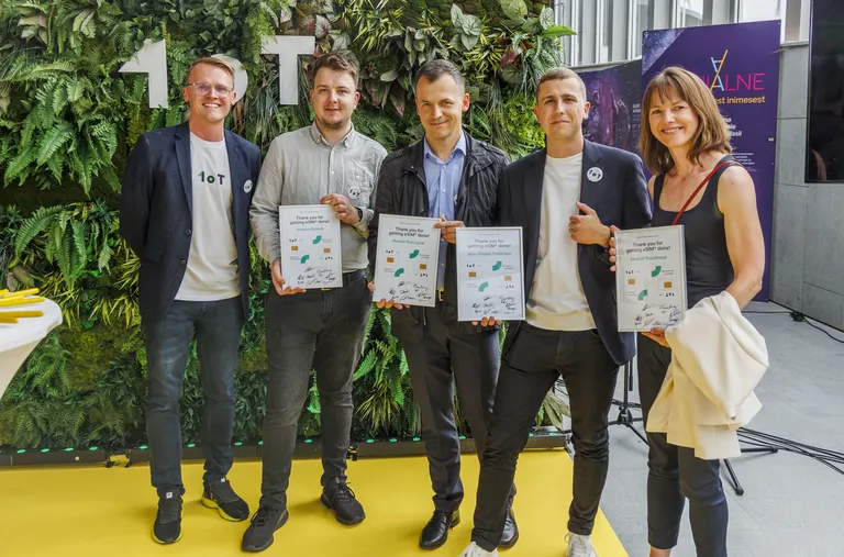 1oT eSIMi tiim: tegevjuht Märt Kroodo, vaneminsener Andres Robam, eSIMi tootejuht Marcin Kulczycki, eSIMi insener Ken-Tristan Peterson, projektijuht Marion Raudsepp.