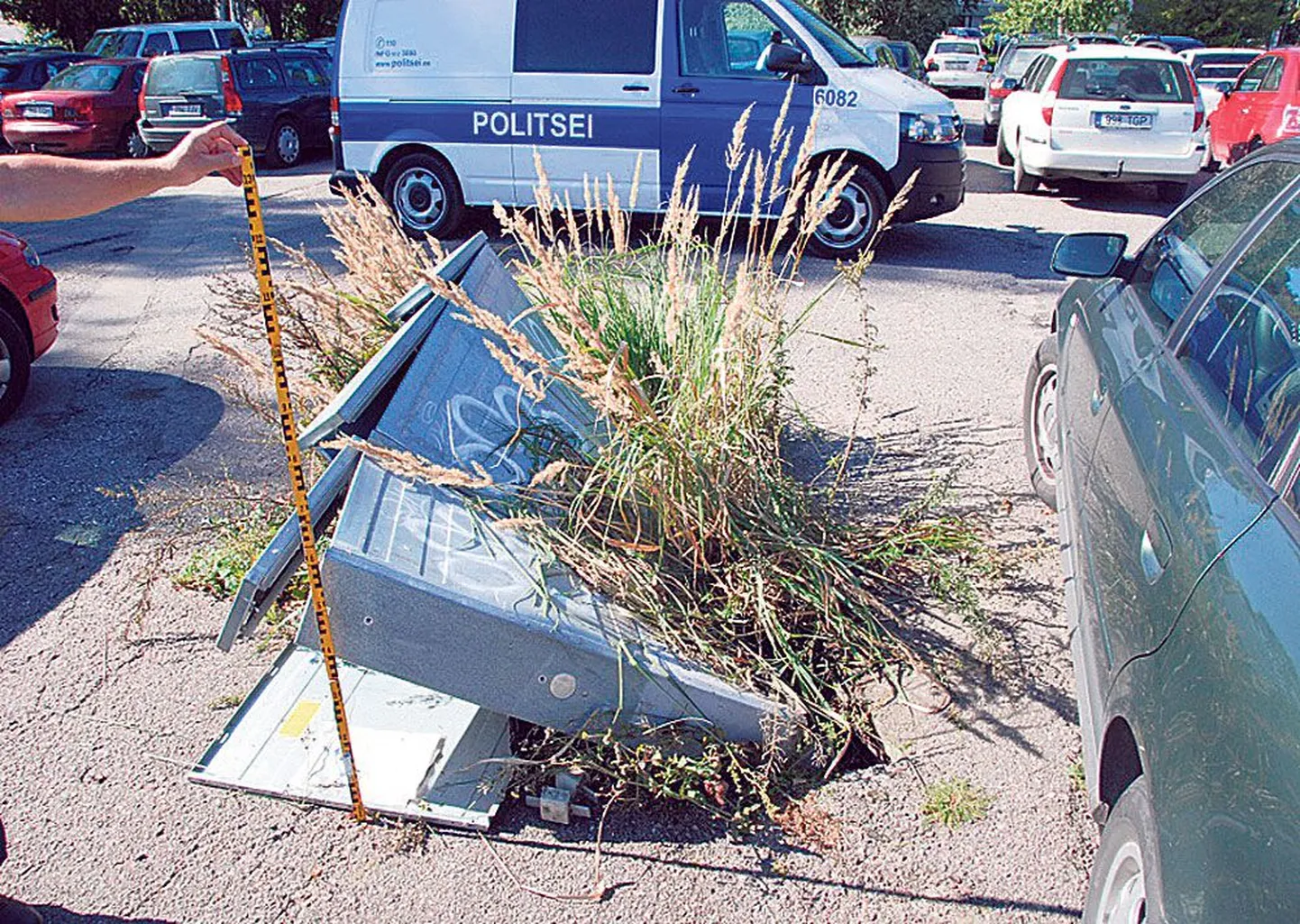 5. septembril teatati, et öö vältel on Raatuse tänaval maja nr 27 parklas sõidetud otsa elektrikilpidele.