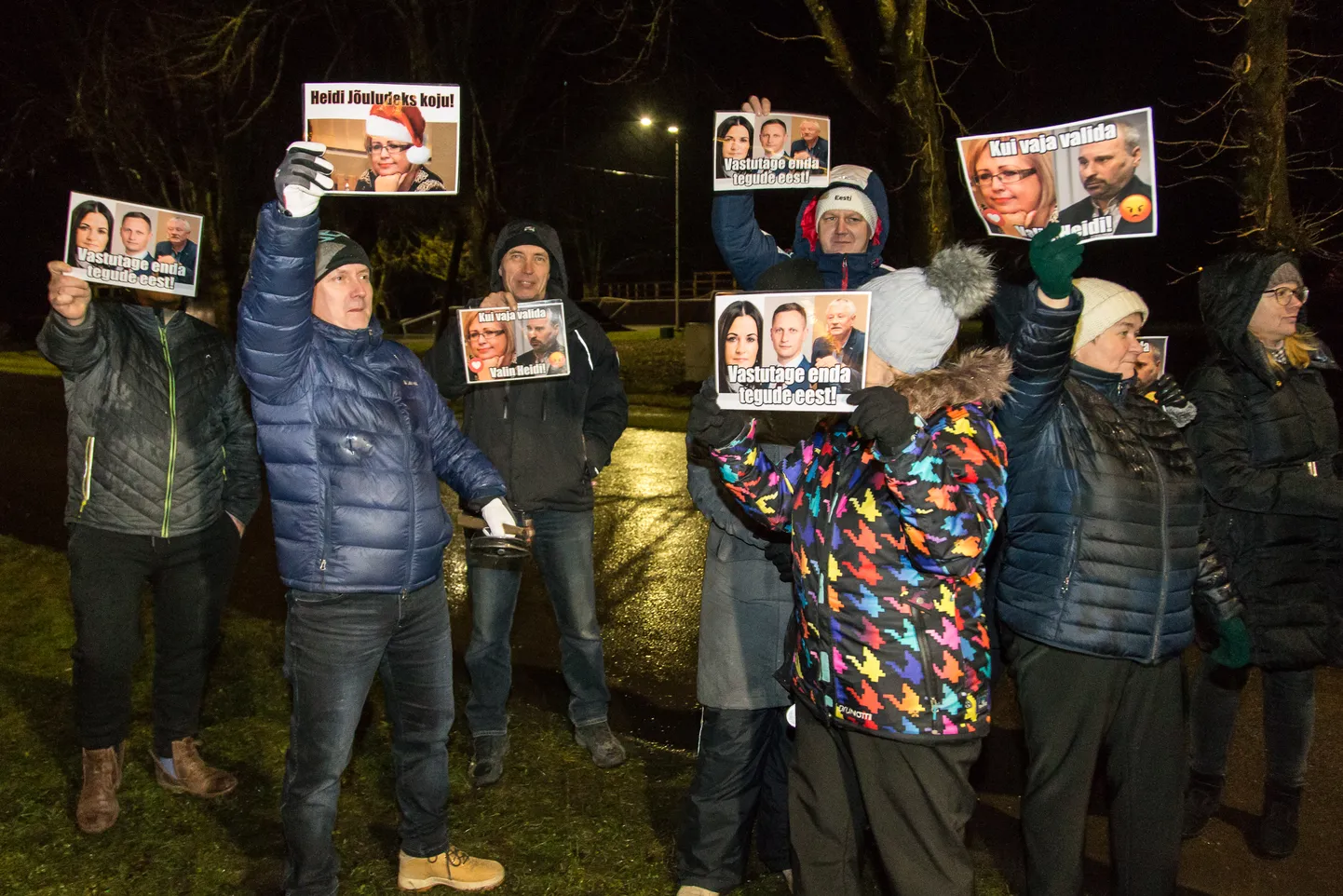 2019. aastal vallandas Lüganuse vallavalitsus Kiviõli 1. keskkooli direktori Heidi Uustalu poliitilistel põhjustel, mis tekitas kohalikus kogukonnas pahameeletormi, tõi kaasa meeleavalduse ning õpetajate hoiatusstreigi. Nüüd, kui Lüganusel on võimul samad jõud nagu toona, on Kiviõli 1. keskkoolis taas direktori ümber kired lõõmamas.