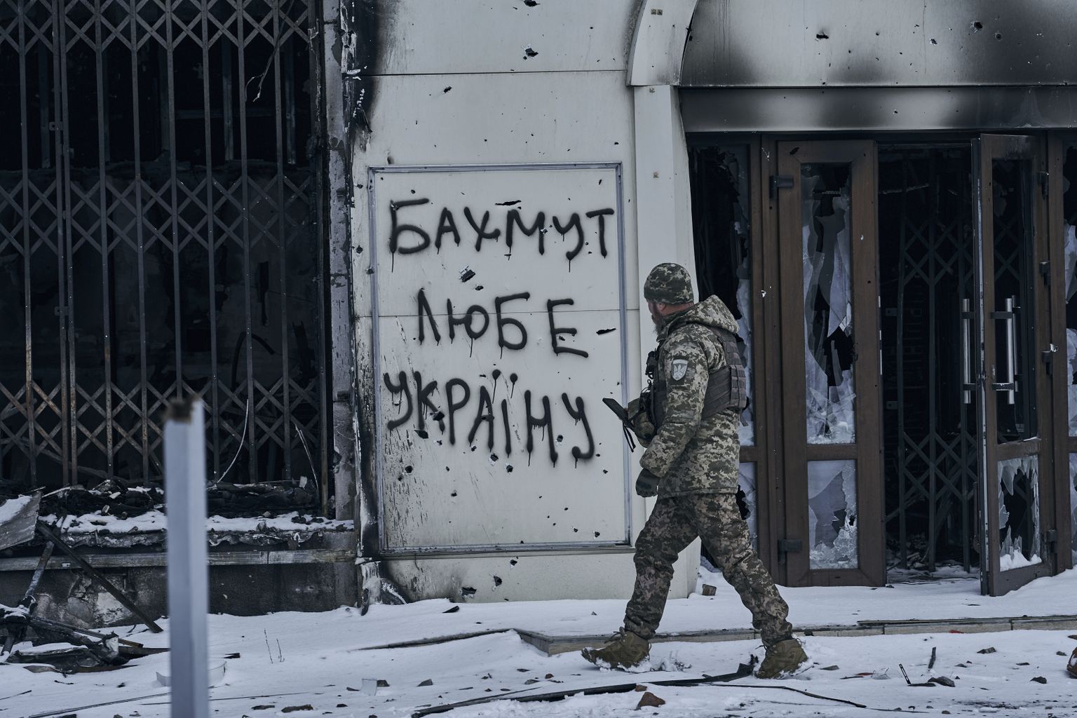 Ukraina sõdur Donetskis. Kiri seinal ütleb: «Bahmut armastab Ukrainat.» 12. veebruar 2023. (AP Photo / Libkos)  XEL108