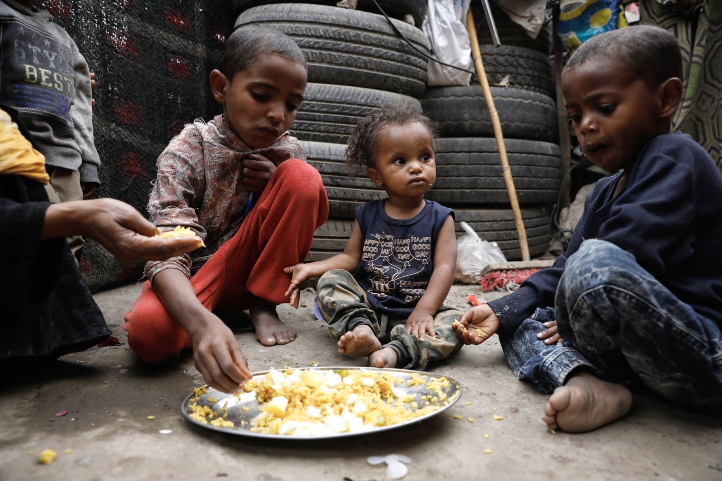 Jeemeni pealinnas Sanaas jagavad lapsed vähest toitu ajutises laagris, mis on rajatud relvakonflikti eest põgenenud sisepagulastele. Maailma Toiduprogramm (WFP) hoiatab märkimisväärsete kärbete eest toiduabile lähiajal.