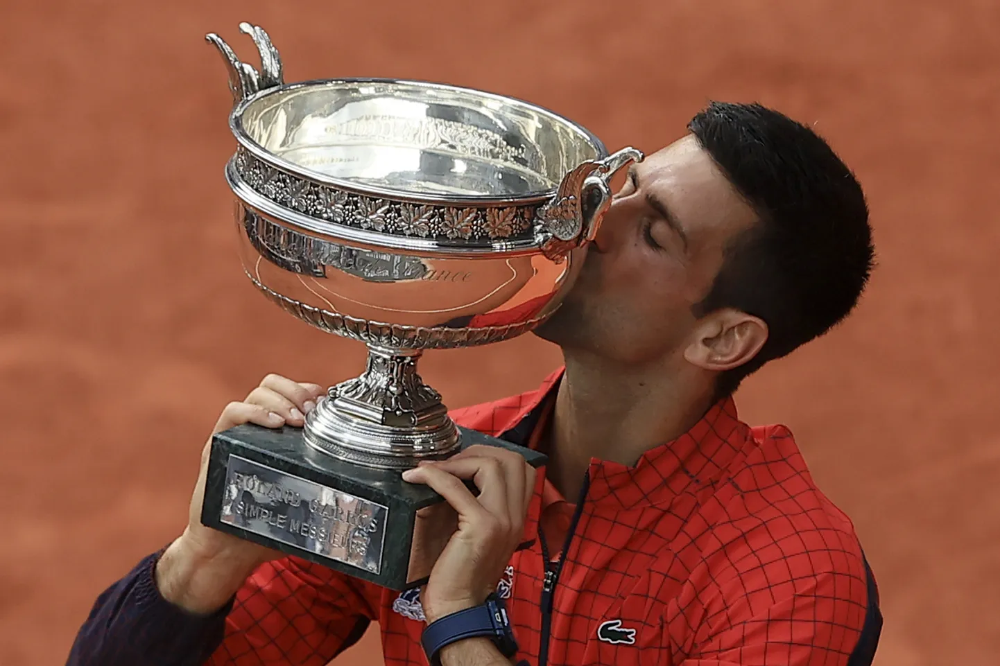 Novak Djokovic noppis Pariisis ka otsustavates mängudes kindlad võidud ja saab Suure slämmi turniiri võidukarikat suudelda 23. korda.