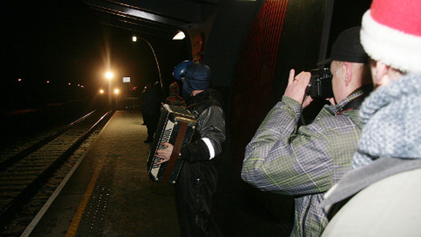Esimest korda Kohtla-Nõmmel peatuma pidanud rongi tervitama tulnute elevus jäi üürikeseks − raudruun tuhises neist hooga mööda.