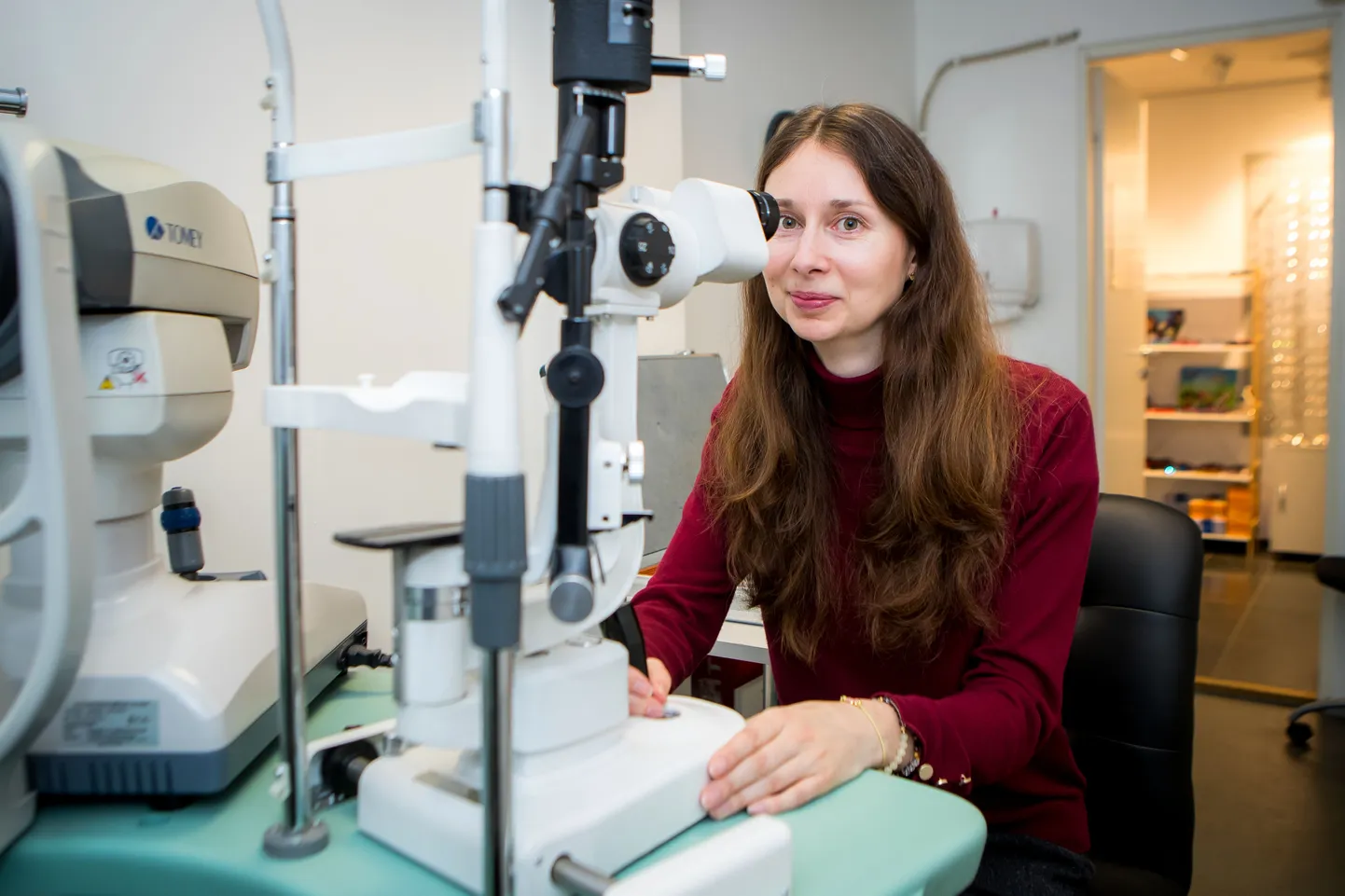 KONTROLL EI TEE PAHA: Saare Optika optometrist Anu Abel rõhutas, et kui silmi vaevab väsimus, peaks laskma silmi kontrollida ning järsku on tilkade asemel hoopis prille vaja.