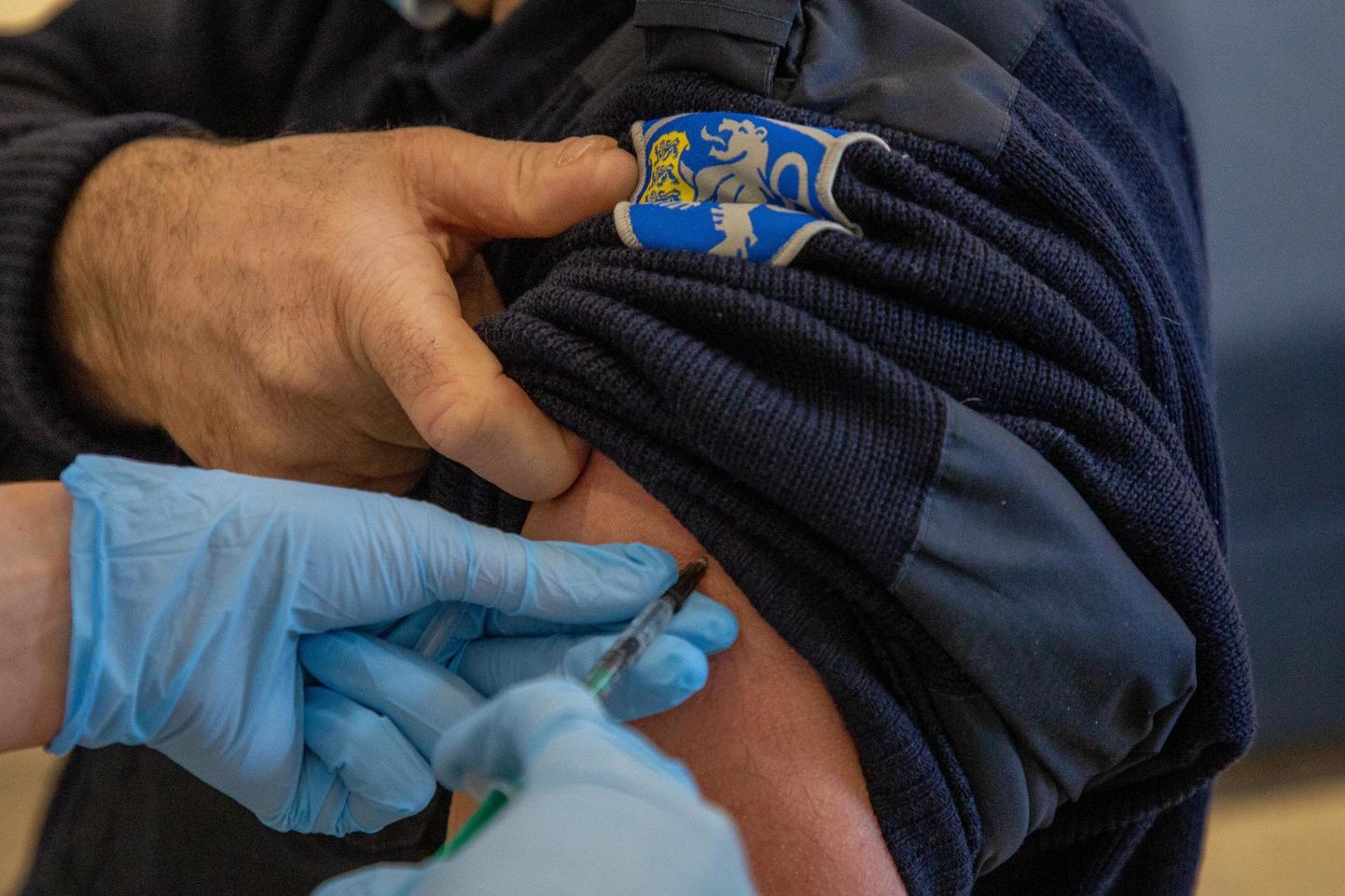 Järvamaa politseinike ja päästjate suhtumine vaktsineerimisse on soosiv ja suurem osa neist sai esimese doosi teisipäeval kätte.