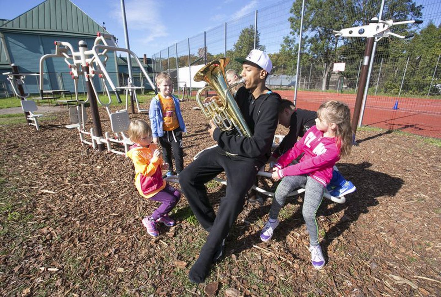 Korvpallurist muusik Faustin Maurel näitas laste heameeleks, millist häält eufoonium teeb.