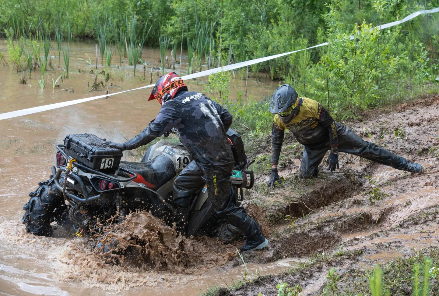 ATV-d võistlesid paaris. Juhul kui ühel oli abi vaja, sai teine kohe seda anda.