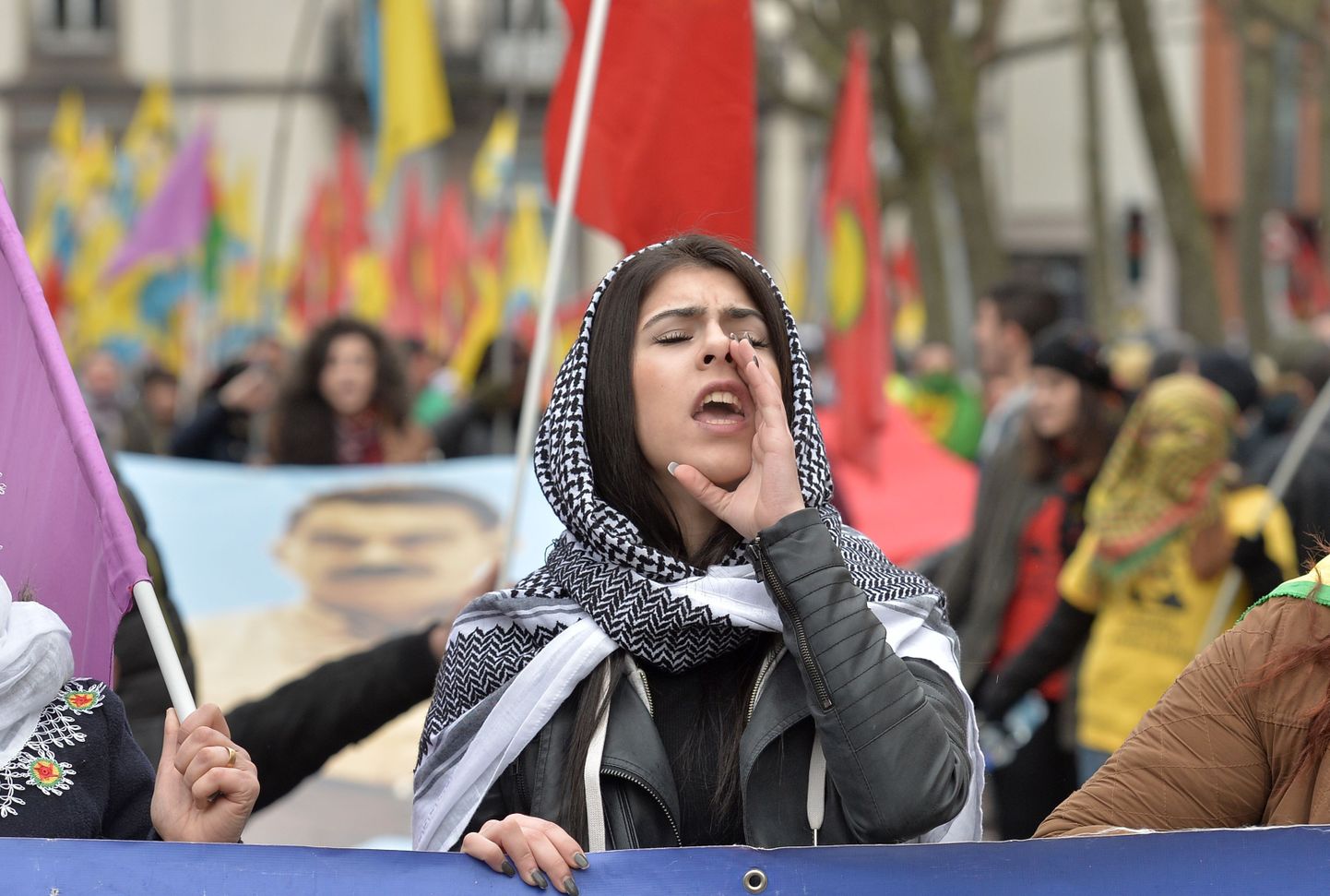 Kurdi neiu nõudmas Türgi kurdide juhi Abdullah Öcalani vanglast vabastamist.
