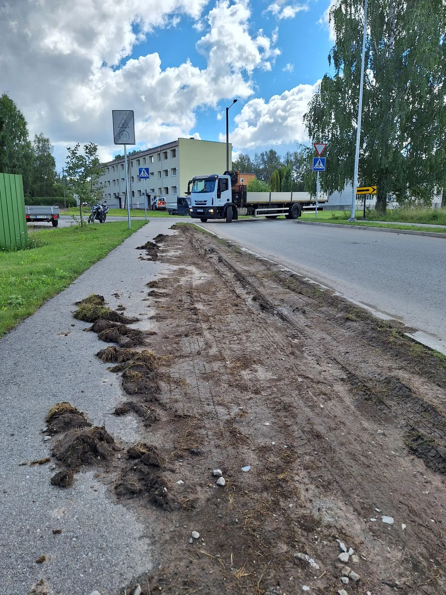 Rõõmu tee kõnnitee oli eile lõunaajal paksult muda täis, sest kitsa tänava tõttu on suured sõidukid vastutulijatest möödumiseks sõitnud nii murule kui ka kergliiklusteele.