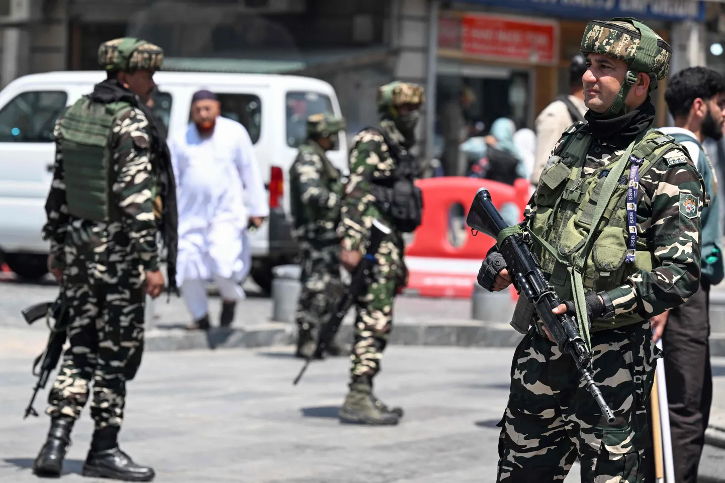 India poolsõjaväelised võitlejad patrullimas Kashmiris Srinagaris pärast 22. aprillil aset leidnud ohvriterohket rünnakut.