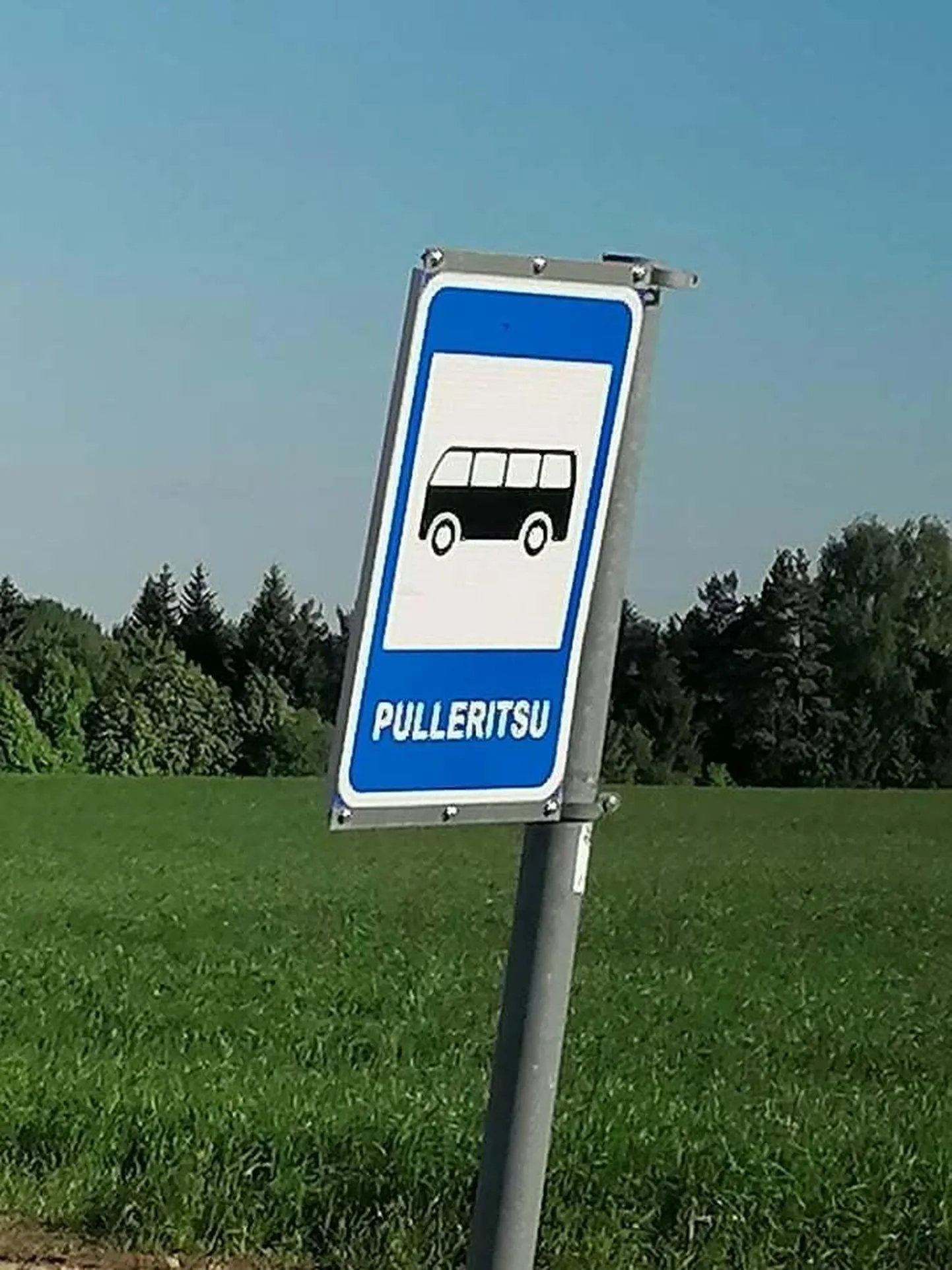 Автобусная остановка Pulleritsu в Вильяндиском уезде.