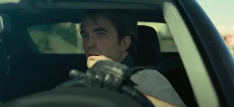 Sealhulgas istus Pattinson ise roolis ka treileris näidatud Laagna teel filmitud kaadris.