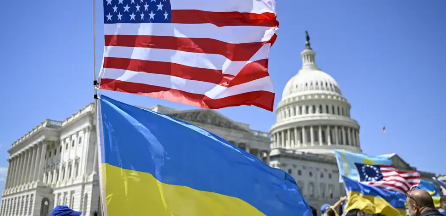 Флаги США и Украины у Капитолийского холма.