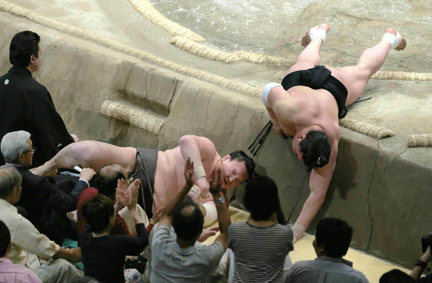 Yokozuna Hakuho (vasakul) on yokozuna Harumafuji poolt ringist välja tõugatud.
