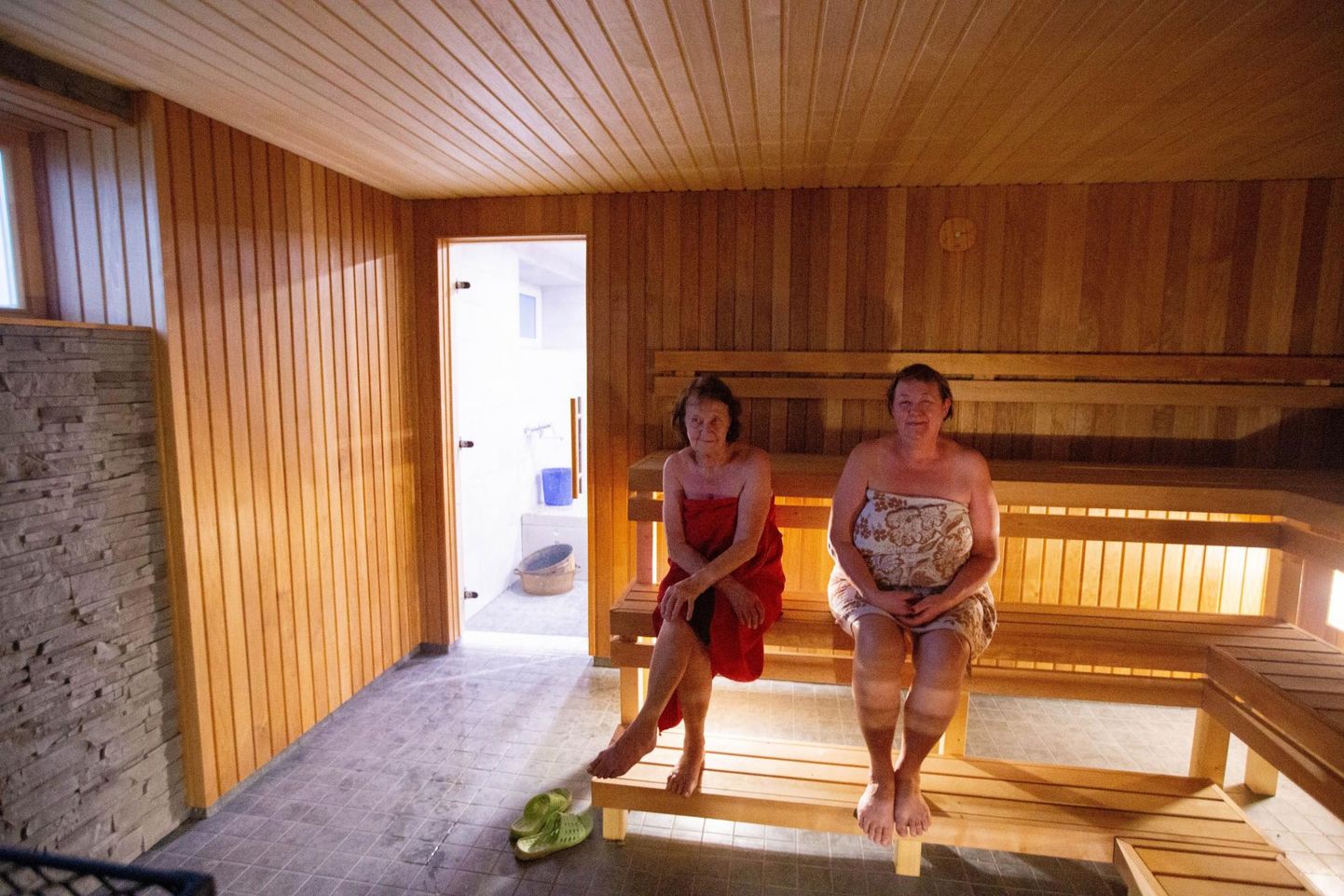 Viru-Nigula uus ja uhke saun on valmis. Jõulukuu esimesel laupäeval võttis esimesel saunapäeval koos tütrega leili 90-aastane Virve Sipria (vasakul).