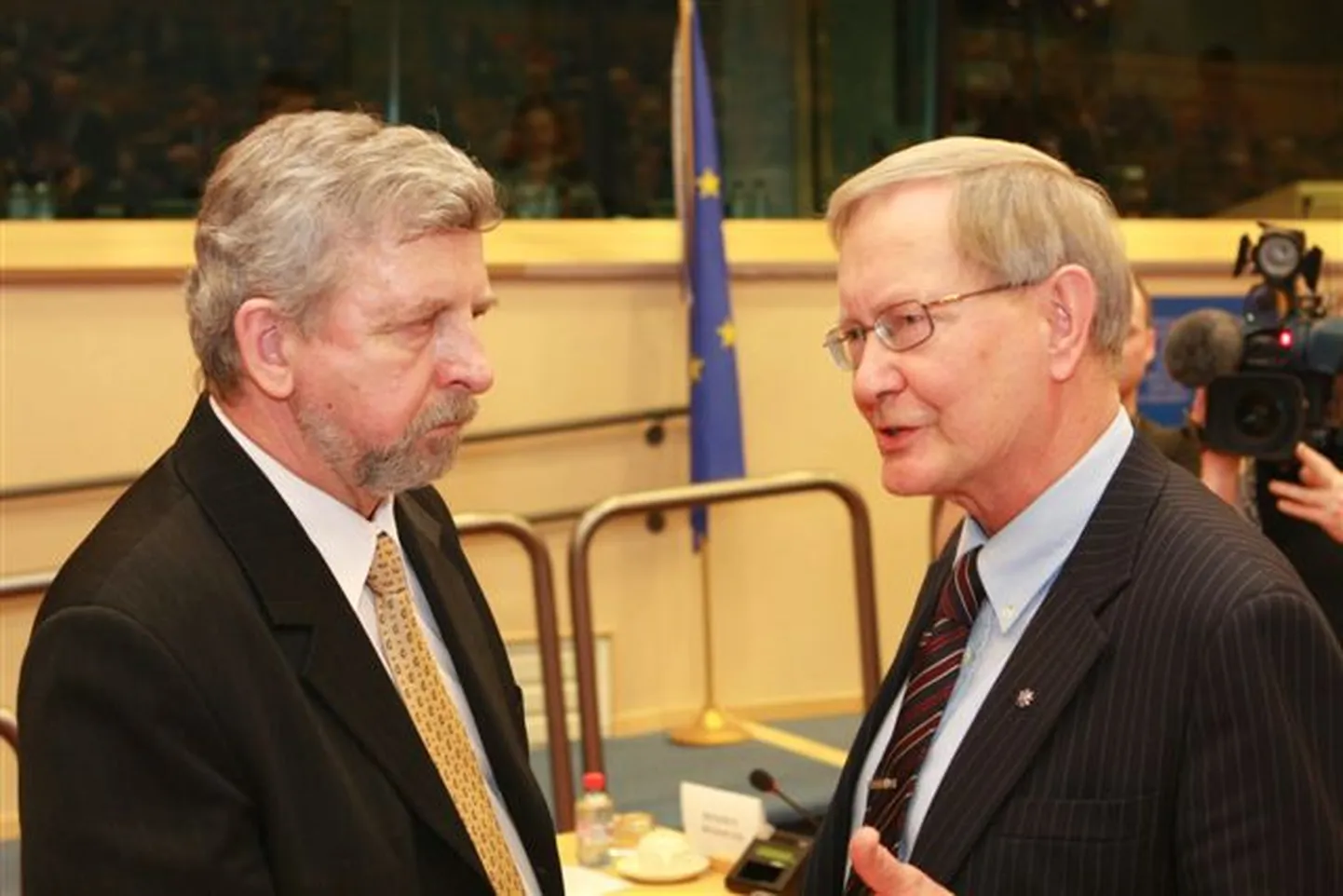 Valgevene opositsiooniliider ja Sahharovi preemia laureaat Aleksandr
Milinkevitš ja Tunne Kelam enne erakorralise väliskomisjoni istungi algust Euroopa Parlamendis Brüsselis, 12. jaanuaril 2011.