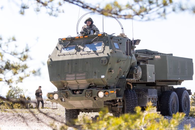 HIRAIN operatsiooni käigus harjutas USA üksus koostöös Kaitseliidu Saaremaa malevaga mitmikraketiheitjate M142 HIMARS kiiret siirmist operatsioonialale.