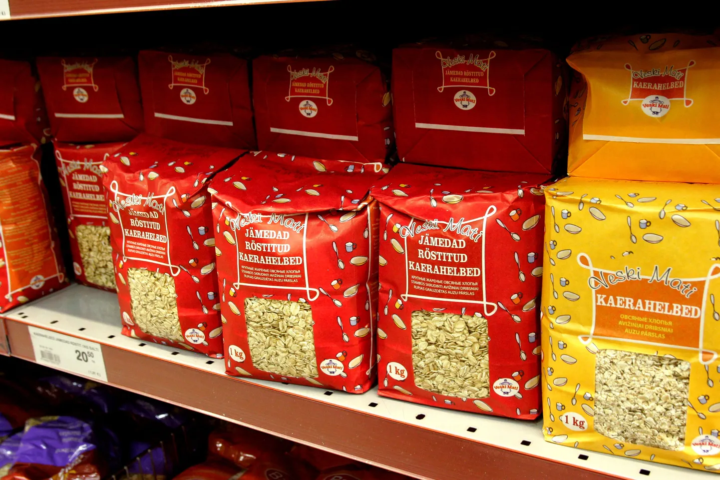 Veski Mati kaubamärgiga kaerahelbed poeriiulil.