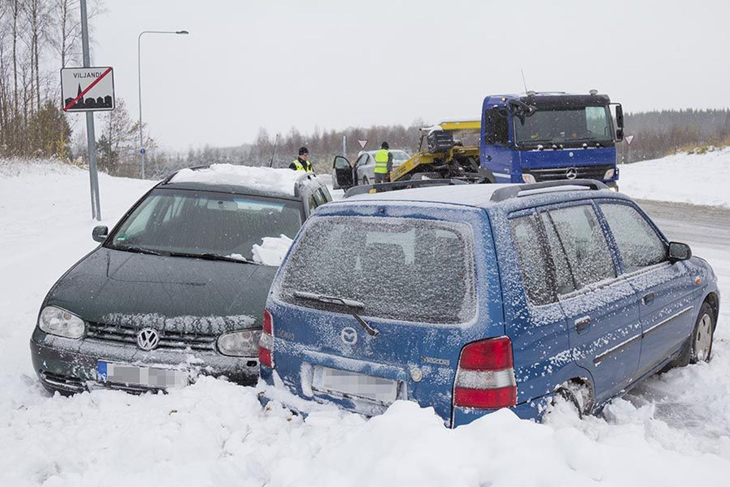 Kolme auto mõlkimisega lõppenud avarii Viljandis Reinu teel oli õnnelik õnnetus, sest ükski inimene viga ei saanud. Ühtegi raskemat avariid Viljandimaal eile ei registreeritud.
