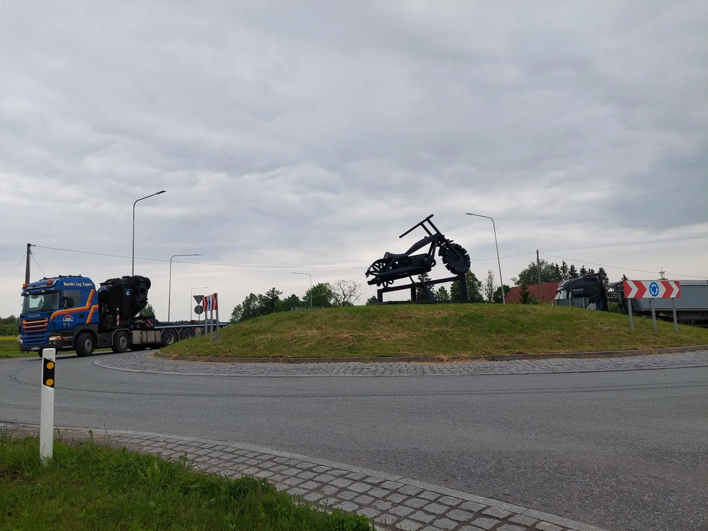 Suured veokid läbivad Jõgeval Õuna ringristmikku üsna aeglaselt ja ülisuured eriveosed ei mahu seal praegu sootuks liiklema. Just eriveoste pärast ehitatakse ring peagi laiemaks.