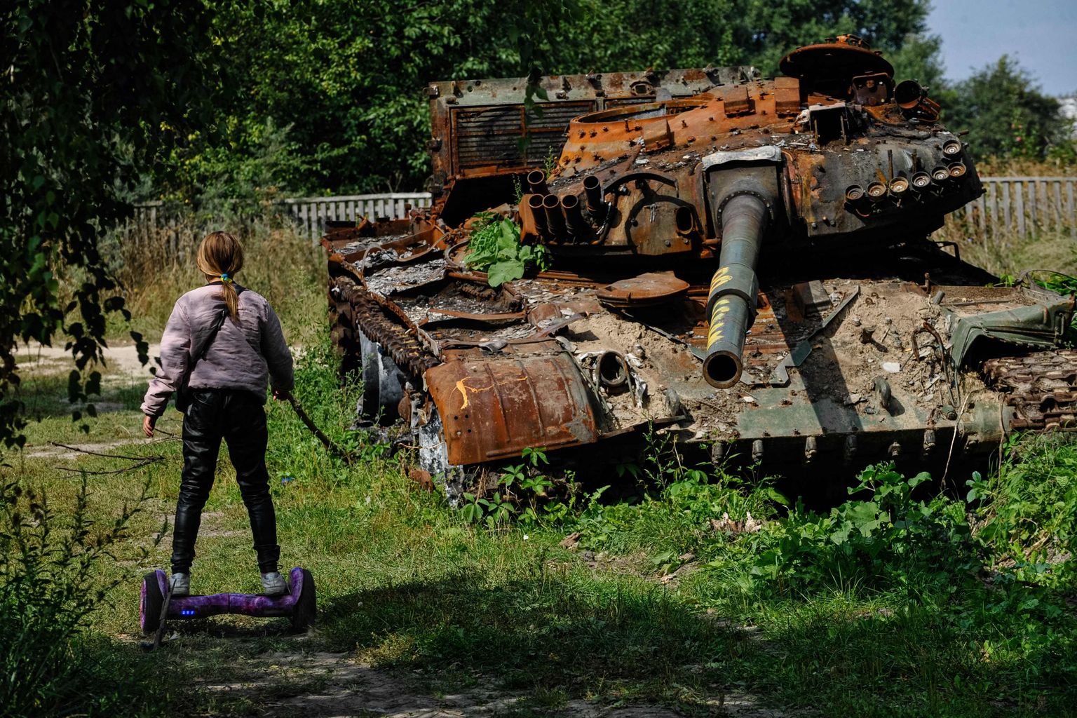 Девочка катается рядом с разбитым русским танком. Яркое описание будущего обеих стран.