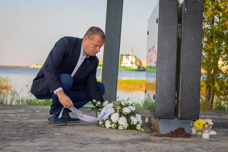 Hukkunute mälestuseks asetasid linnajuhid mälestusmärgi juurde pärja ja süütasid küünlad.