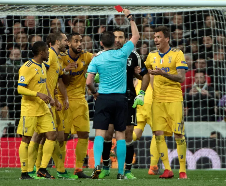 Michael Oliver näitab Gianluigi Buffonile punast kaarti